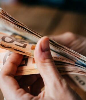Скільки-залишається-від-100-тисяч-євро:-який-чистий-дохід-у-різних-країнах-Європи