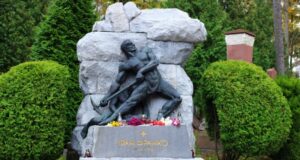 110 років з дня смерті Івана Франка: пам’ять про видатного українського письменника 110-років-тому-помер-Іван-Франко.-Перепоховання-і-встановлення-надмогильної-скульптури-через-17-років