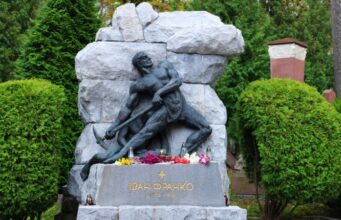 110 років з дня смерті Івана Франка: пам’ять про видатного українського письменника 110-років-тому-помер-Іван-Франко.-Перепоховання-і-встановлення-надмогильної-скульптури-через-17-років