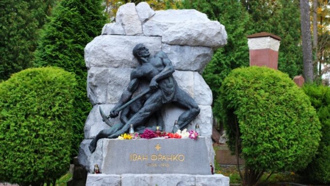 110 років з дня смерті Івана Франка: пам’ять про видатного українського письменника 110-років-тому-помер-Іван-Франко.-Перепоховання-і-встановлення-надмогильної-скульптури-через-17-років