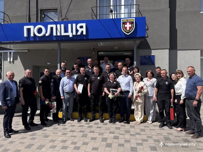 У Нововолинську відзначили восьму річницю проєкту «Поліцейський офіцер громади» Поліцейські-офіцери-Нововолинської-громади-отримали-відзнаки-за-роботу