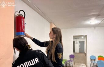 У Нововолинську перевіряють укриття на готовність до використання під час тривоги Офіцери-рятувальники-громад-перевіряють-стан-укриттів-та-наголошують-на-безпеці-під-час-повітряної-тривоги