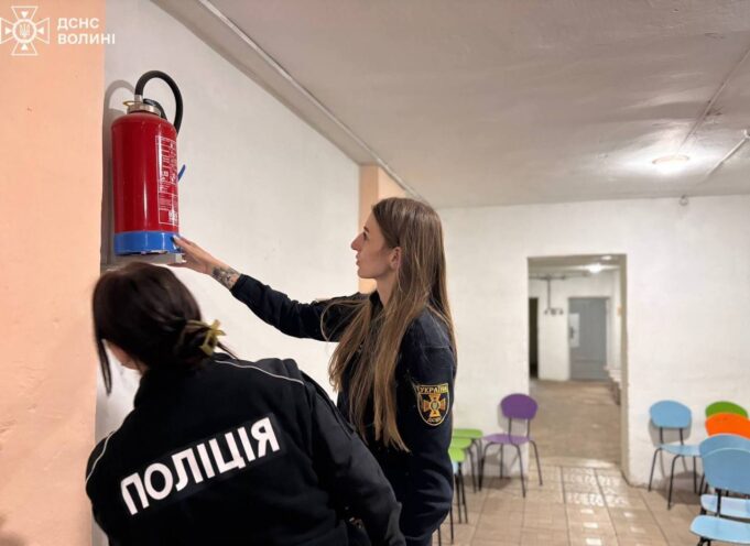 У Нововолинську перевіряють укриття на готовність до використання під час тривоги Офіцери-рятувальники-громад-перевіряють-стан-укриттів-та-наголошують-на-безпеці-під-час-повітряної-тривоги