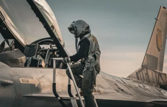 Командувач Повітряних сил вручив нагороди пілотам F-16 Командувач Повітряних сил вручив нагороди пілотам F-16