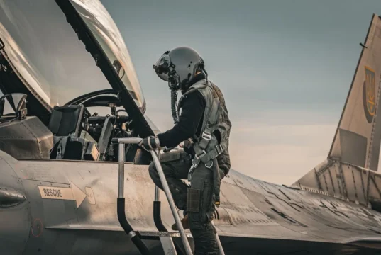Командувач Повітряних сил вручив нагороди пілотам F-16 Командувач Повітряних сил вручив нагороди пілотам F-16