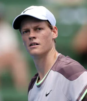 Перша-ракетка-світу-Яннік-Сіннер-сенсаційно-вилетів-з-roland-garros