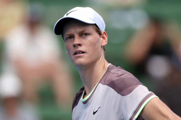 Перша ракетка світу Яннік Сіннер вилетів з Roland Garros-2026 Перша-ракетка-світу-Яннік-Сіннер-сенсаційно-вилетів-з-roland-garros