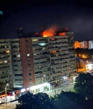 Під-час-атаки-РФ-на-Україну-дрон-влучив-у-багатоповерхівку-в-Румунії,-є-постраждалі Під-час-атаки-РФ-на-Україну-дрон-влучив-у-багатоповерхівку-в-Румунії,-є-постраждалі
