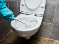 Як безпечно очистити унітаз від жорсткого нальоту: прибиральниця назвала два методи Як-безпечно-очистити-унітаз-від-жорсткого-нальоту:-прибиральниця-назвала-два-методи