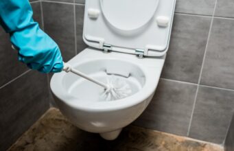 Як безпечно очистити унітаз від жорсткого нальоту: прибиральниця назвала два методи Як-безпечно-очистити-унітаз-від-жорсткого-нальоту:-прибиральниця-назвала-два-методи