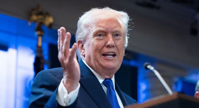 Мін’юст США оскаржить рішення суду щодо повернення митних зборів У Трампа мають намір оскаржити рішення судді про повернення грошей з отриманих мит