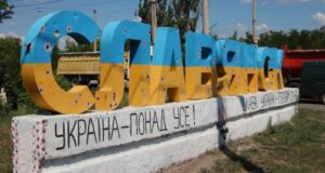 Слов’янськ: Військовий тиск і повсякденне життя в умовах війни За-15-кілометрів-від-лінії-фронту-Жителі-Слов’янська-вірять,-що-«все-буде-Україна»,-і-саджають.