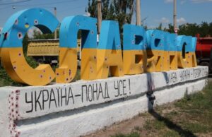 Слов’янськ: Військовий тиск і повсякденне життя в умовах війни За-15-кілометрів-від-лінії-фронту-Жителі-Слов’янська-вірять,-що-«все-буде-Україна»,-і-саджають.