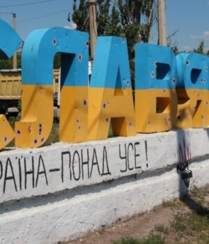 За-15-кілометрів-від-лінії-фронту-Жителі-Слов’янська-вірять,-що-«все-буде-Україна»,-і-саджають. За-15-кілометрів-від-лінії-фронту-Жителі-Слов’янська-вірять,-що-«все-буде-Україна»,-і-саджають.