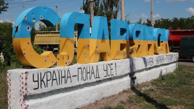 Слов’янськ: Військовий тиск і повсякденне життя в умовах війни За-15-кілометрів-від-лінії-фронту-Жителі-Слов’янська-вірять,-що-«все-буде-Україна»,-і-саджають.
