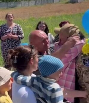 На-Волині-зустріли-звільненого-з-полону-29-річного-воїна-Вадима-Яковського На-Волині-зустріли-звільненого-з-полону-29-річного-воїна-Вадима-Яковського
