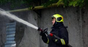Російські війська атакували відділення Нової пошти у Дніпрі: будівля знищена “Шахед” спалив вщент відділення “Нової Пошти” у Дніпрі (відео)