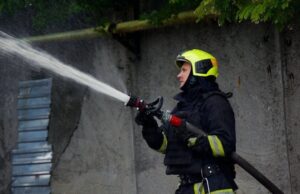 Російські війська атакували відділення Нової пошти у Дніпрі: будівля знищена “Шахед” спалив вщент відділення “Нової Пошти” у Дніпрі (відео)