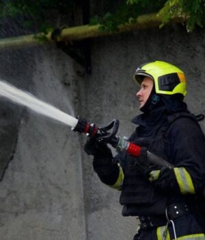 imgonline_com_ua_resize_stu186e8avkqf_aa9a2f1845d0089adc80aee391d988b8_1300x820.jpg “Шахед” спалив вщент відділення “Нової Пошти” у Дніпрі (відео)