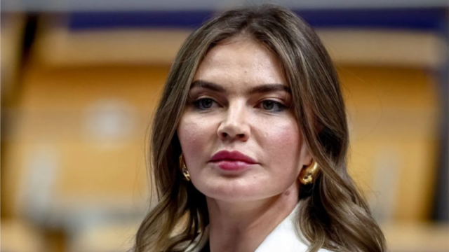 Розслідування: Путін і Кабаєва найняли іноземних гувернанток для своїх дітей Радіо-Свобода-weekly:-Путін-лякає-росіян-Заходом,-а-сам-наймає-жінок-з-ЄС-(документи)