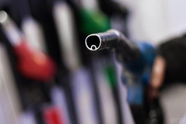У Москві почали обмежувати продаж бензину після українських ударів У-Москві-почали-обмежувати-продаж-бензину-після-українських-ударів
