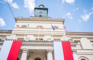 У польському Любліні з ратуші зняли прапор України. Усе через через найменування підрозділу ССО іменем... У-польському-Любліні-з-ратуші-зняли-прапор-України-Усе-через-через-найменування-підрозділу-ССО-іменем.