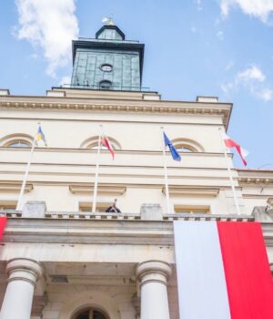 У-польському-Любліні-з-ратуші-зняли-прапор-України-Усе-через-через-найменування-підрозділу-ССО-іменем.