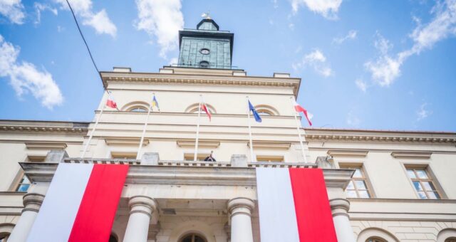 У польському Любліні з ратуші зняли прапор України. Усе через через найменування підрозділу ССО іменем... У-польському-Любліні-з-ратуші-зняли-прапор-України-Усе-через-через-найменування-підрозділу-ССО-іменем.