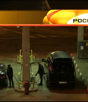 rosneft_820px_35283c0cd6b0be21d3519c63abb6860d_1300x820.jpg Дефіцит пального дістався Москви, на заправках вводять жорсткі ліміти
