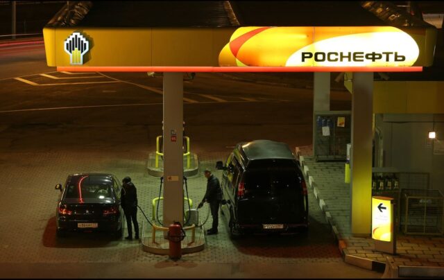 Обмеження на продаж пального в Москві через дефіцит після атак на НПЗ Дефіцит пального дістався Москви, на заправках вводять жорсткі ліміти