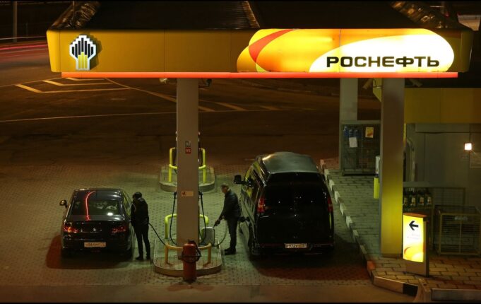 Обмеження на продаж пального в Москві через дефіцит після атак на НПЗ Дефіцит пального дістався Москви, на заправках вводять жорсткі ліміти