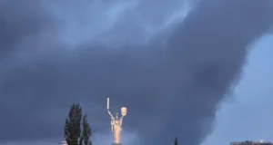 Київ затягнуло димом після ракетної атаки Київ-затягнуло-їдким-димом-після-масованої-російської-атаки