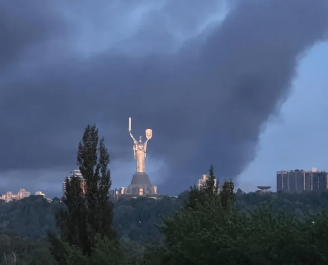 Київ затягнуло димом після ракетної атаки Київ-затягнуло-їдким-димом-після-масованої-російської-атаки