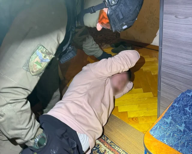 У Львові затримали чоловіка за напад на військового працівника У-Львові-затримали-чоловіка-за-напад-з-ножем-на-військового-ТЦК