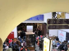 Кияни шукали укриття в переповненому метро під час атаки 2 червня Під-час-атаки-росії-на-Україну-2-червня-киянам-бракувало-місця-у-метро-для-прихистку.