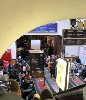 Під-час-атаки-росії-на-Україну-2-червня-киянам-бракувало-місця-у-метро-для-прихистку. Під-час-атаки-росії-на-Україну-2-червня-киянам-бракувало-місця-у-метро-для-прихистку.