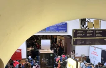 Кияни шукали укриття в переповненому метро під час атаки 2 червня Під-час-атаки-росії-на-Україну-2-червня-киянам-бракувало-місця-у-метро-для-прихистку.