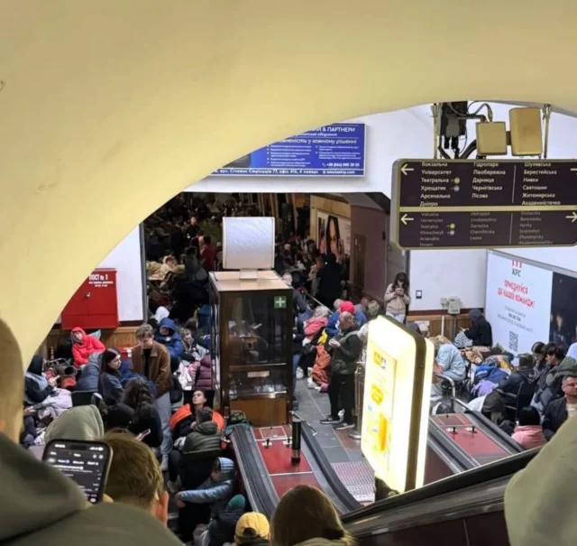Кияни шукали укриття в переповненому метро під час атаки 2 червня Під-час-атаки-росії-на-Україну-2-червня-киянам-бракувало-місця-у-метро-для-прихистку.