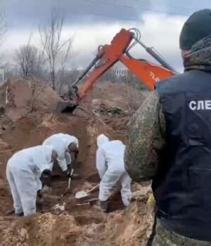 Росія-ексгумує-«жертв-укронацистів».-Насправді-це-загиблі-під-час-російського-штурму-Сіверськодонецька Росія-ексгумує-«жертв-укронацистів».-Насправді-це-загиблі-під-час-російського-штурму-Сіверськодонецька