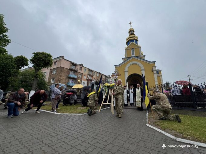 Нововолинськ прощався з Героєм Олександром Бєловим Нововолинська-громада-провела-в-останню-путь-Героя-Олександра-Бєлова
