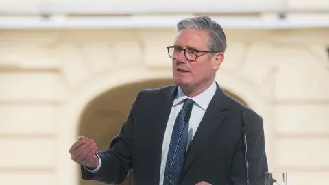 Зеленський обговорив зі Стармером посилення санкцій проти РФ Зеленський обговорив зі Стармером посилення санкцій проти РФ