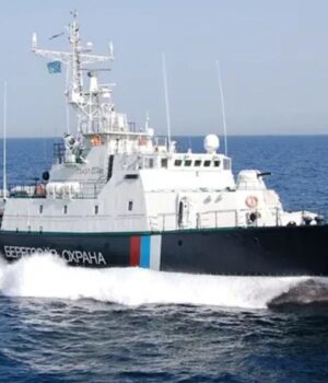 Українські дрони вполювали російський корабель в Криму (відео удару)