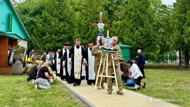 Прощання з Героями: Віталієм Ткачовим та Максимом Медведчуком у Нововолинську Нововолинська-громада-попрощалася-з-двома-полеглими-воїнами