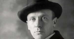 У Києві демонтували пам’ятник Михайлу Булгакову: нові рішення щодо культурної спадщини У-Києві-демонтували-пам’ятник-Михайлові-Булгакову,-якого-в-Україні-визнали-російським-імперцем-та-українофобом