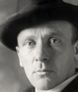 У-Києві-демонтували-пам’ятник-Михайлові-Булгакову,-якого-в-Україні-визнали-російським-імперцем-та-українофобом