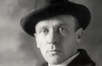 У Києві демонтували пам’ятник Михайлу Булгакову: нові рішення щодо культурної спадщини У-Києві-демонтували-пам’ятник-Михайлові-Булгакову,-якого-в-Україні-визнали-російським-імперцем-та-українофобом