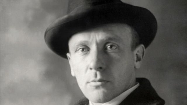 У Києві демонтували пам’ятник Михайлу Булгакову: нові рішення щодо культурної спадщини У-Києві-демонтували-пам’ятник-Михайлові-Булгакову,-якого-в-Україні-визнали-російським-імперцем-та-українофобом