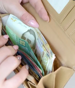 В Україні зафіксували розрив у зарплатах чоловіків і жінок