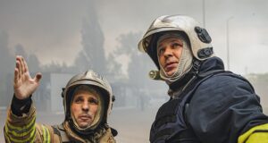 Російські удари по Дніпру: нові атаки на логістичну інфраструктуру У Дніпрі прогриміли вибухи, у мережі знову пишуть про удар по “Новій пошті”