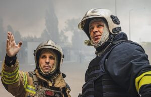 Російські удари по Дніпру: нові атаки на логістичну інфраструктуру У Дніпрі прогриміли вибухи, у мережі знову пишуть про удар по “Новій пошті”